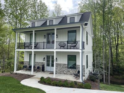 48 White Oak Ln