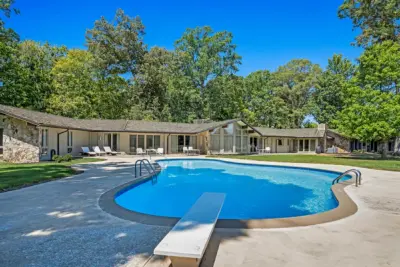 215 Hickory Ln