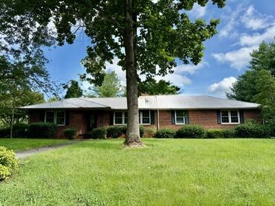 401 E Petty Ln