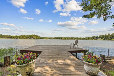 86 Lakeshore Dr